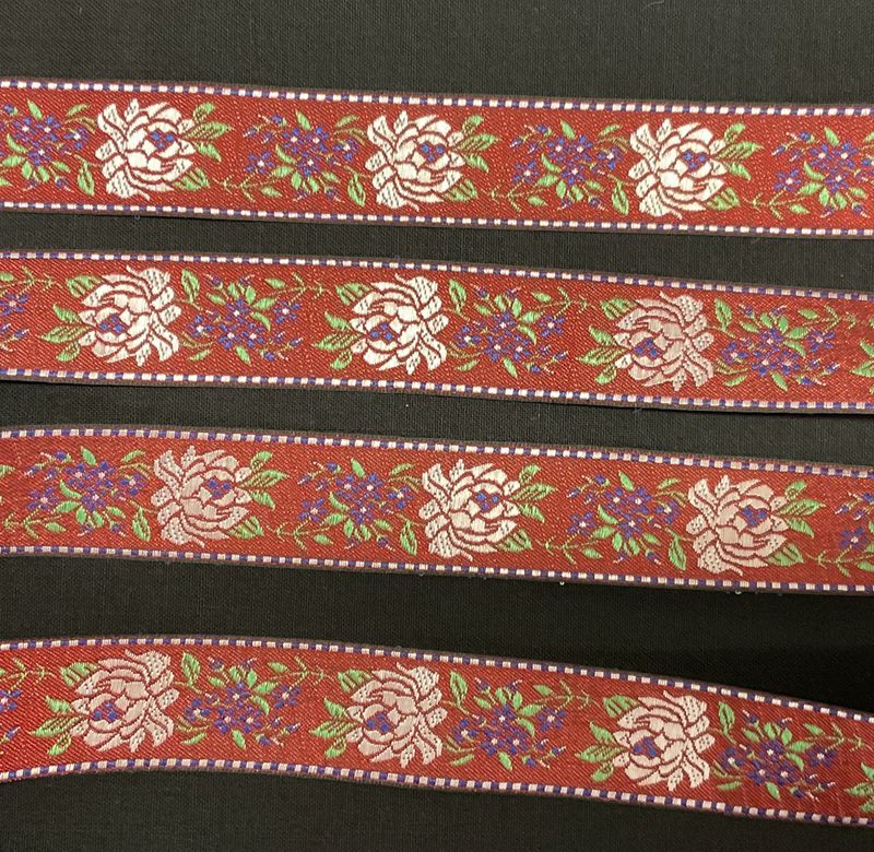 Blomsterbånd Rød m/ Sølv of små blå blomster R.G 30mm