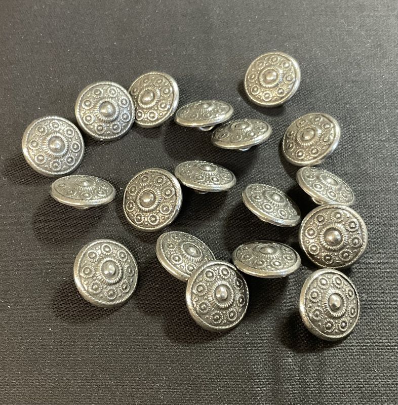 Tinnknapp mørk 11520 sirkel skjold 26mm