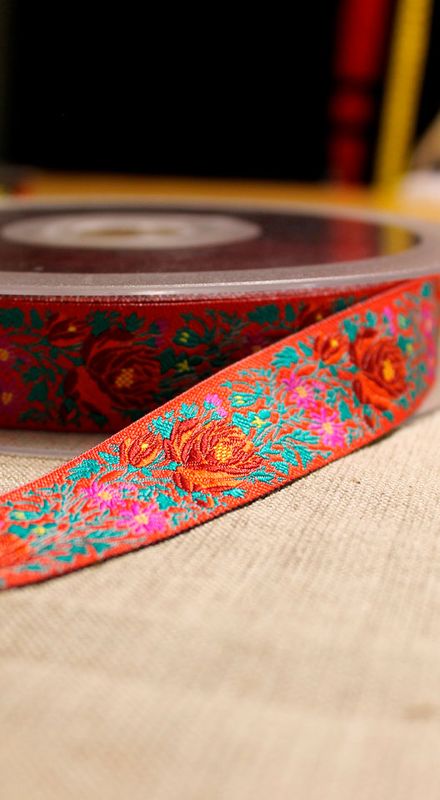 Blomsterbånd m/ Rød blomster 25mm