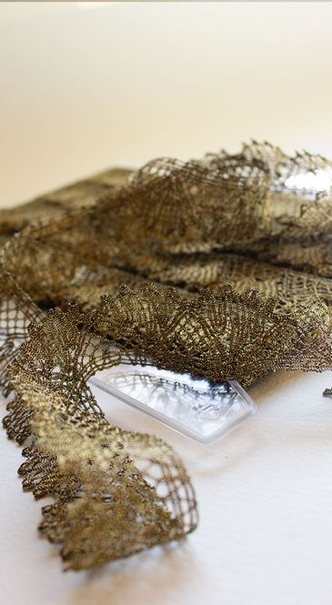 Hovedbilde Blonde kniplet metall 30mm mørk gull